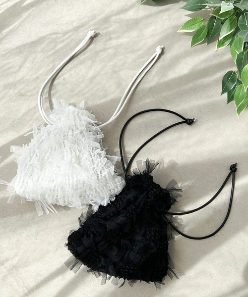 mily bilet（ミウィビレット）の「【mily bilet】トレンド感抜群な甘辛item。フリンジチュール巾着バッグ（ショルダーバッグ・レディース・ホワイト/ブラック・ONE SIZE）」の10枚目の写真