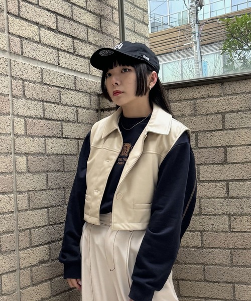 NICOLE CLUB(ニコル クラブ)の「【WEB限定】フェイクレザーショートベスト(ベスト・レディース・ベージュ/ブラック・MEDIUM)」の1枚目の写真