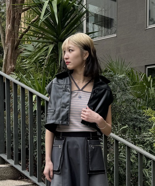NICOLE CLUB(ニコル クラブ)の「【WEB限定】フェイクレザーショートベスト(ベスト・レディース・ベージュ/ブラック・MEDIUM)」の2枚目の写真
