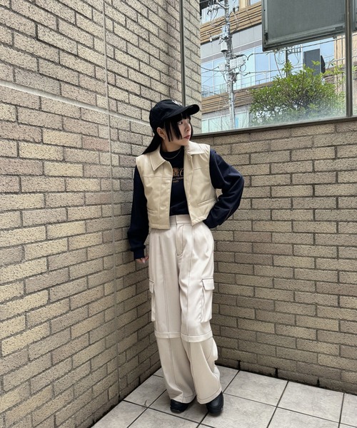 NICOLE CLUB(ニコル クラブ)の「【WEB限定】フェイクレザーショートベスト(ベスト・レディース・ベージュ/ブラック・MEDIUM)」の8枚目の写真