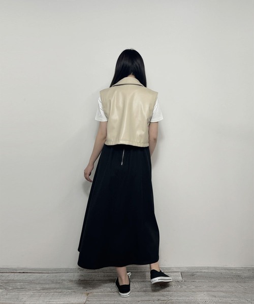 NICOLE CLUB(ニコル クラブ)の「【WEB限定】フェイクレザーショートベスト(ベスト・レディース・ベージュ/ブラック・MEDIUM)」の6枚目の写真