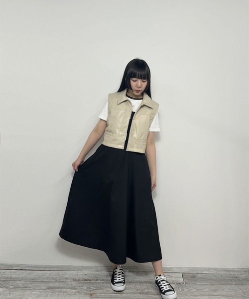 NICOLE CLUB(ニコル クラブ)の「【WEB限定】フェイクレザーショートベスト(ベスト・レディース・ベージュ/ブラック・MEDIUM)」の5枚目の写真