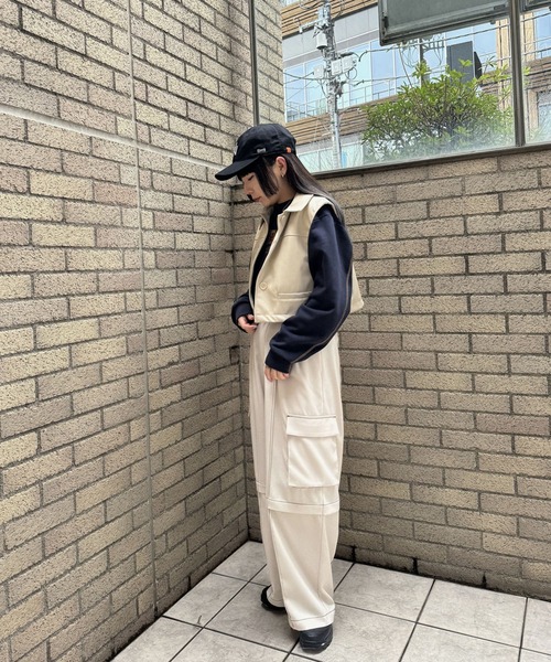 NICOLE CLUB(ニコル クラブ)の「【WEB限定】フェイクレザーショートベスト(ベスト・レディース・ベージュ/ブラック・MEDIUM)」の4枚目の写真