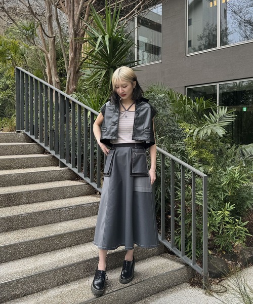 NICOLE CLUB(ニコル クラブ)の「【WEB限定】フェイクレザーショートベスト(ベスト・レディース・ベージュ/ブラック・MEDIUM)」の13枚目の写真