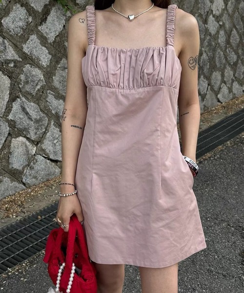 LYEON(リヨン)の「ギャザーキャミワンピース(ワンピース・レディース・ベージュ/ピンク/ブラック・FREE)」の3枚目の写真