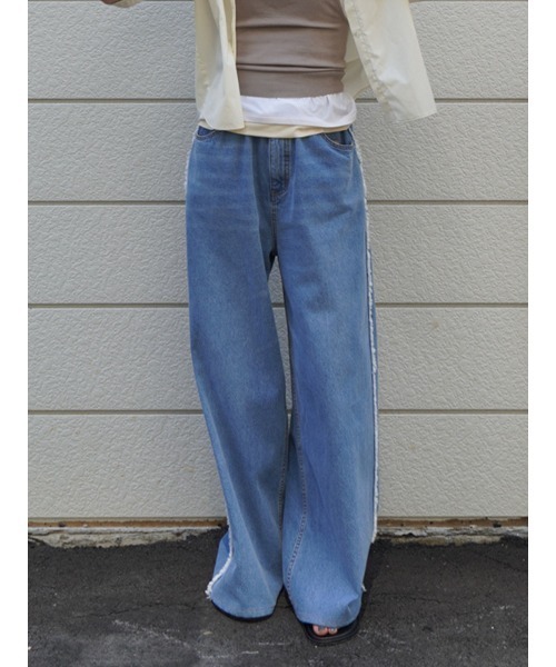 CHAROL(シャロル)の「フリンジワイドデニム(デニムパンツ・レディース・ブラック/ブルー・S/M)」の1枚目の写真