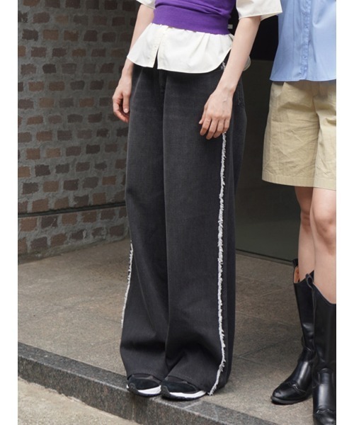 CHAROL(シャロル)の「フリンジワイドデニム(デニムパンツ・レディース・ブラック/ブルー・S/M)」の2枚目の写真