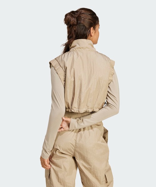 adidas(アディダス)の「シティ エスケープ クロップベスト / アディダス adidas(ダウンベスト・レディース・ブラウン・MEDIUM/X-LARGE/SMALL)」の2枚目の写真