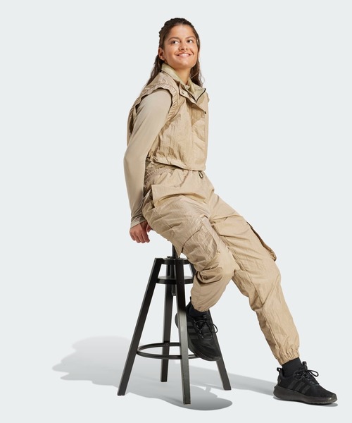 adidas(アディダス)の「シティ エスケープ クロップベスト / アディダス adidas(ダウンベスト・レディース・ブラウン・MEDIUM/X-LARGE/SMALL)」の6枚目の写真