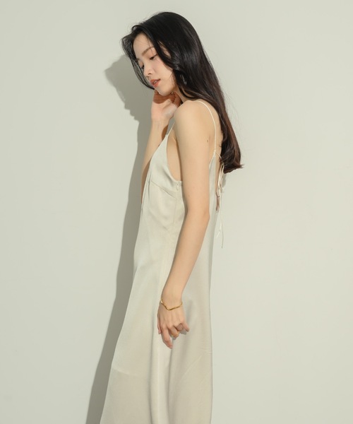 NEUNA(ヌナ)の「サテンバックシャンキャミワンピース(ワンピース・レディース・ブラック/アイボリー・FREE/SMALL)」の18枚目の写真