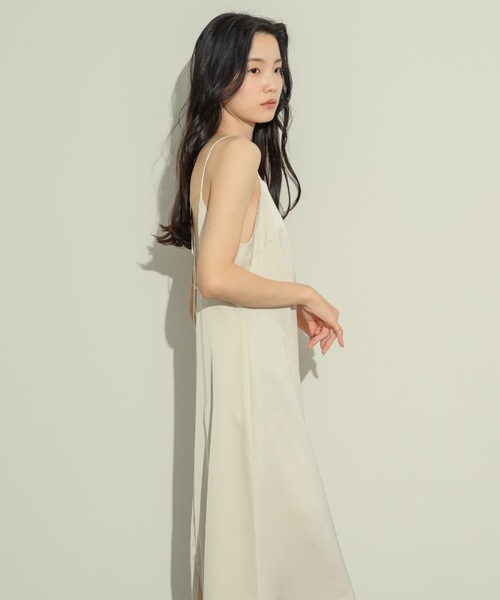 NEUNA(ヌナ)の「サテンバックシャンキャミワンピース(ワンピース・レディース・ブラック/アイボリー・FREE/SMALL)」の19枚目の写真