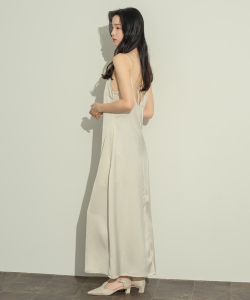 NEUNA(ヌナ)の「サテンバックシャンキャミワンピース(ワンピース・レディース・ブラック/アイボリー・FREE/SMALL)」の9枚目の写真