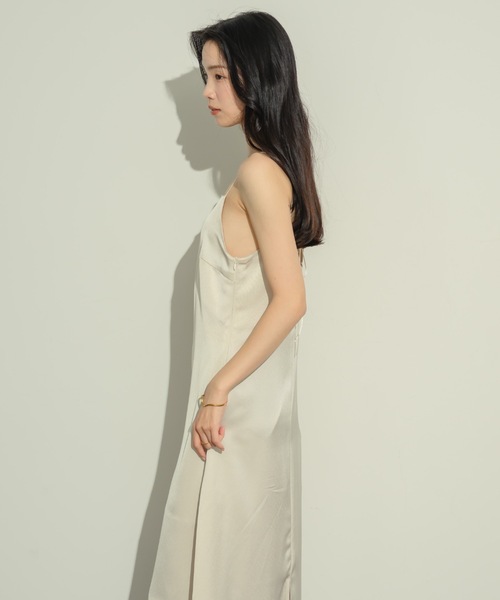 NEUNA（ヌナ）の「サテンバックシャンキャミワンピース