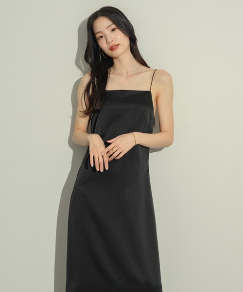 NEUNA(ヌナ)の「サテンバックシャンキャミワンピース(ワンピース・レディース・ブラック/アイボリー・FREE/SMALL)」の4枚目の写真