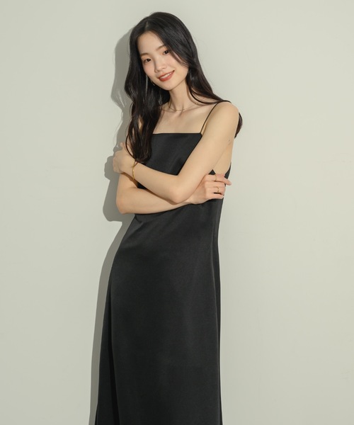 NEUNA(ヌナ)の「サテンバックシャンキャミワンピース(ワンピース・レディース・ブラック/アイボリー・FREE/SMALL)」の5枚目の写真