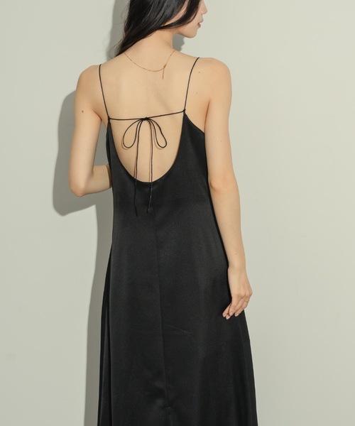 NEUNA(ヌナ)の「サテンバックシャンキャミワンピース(ワンピース・レディース・ブラック/アイボリー・FREE/SMALL)」の3枚目の写真