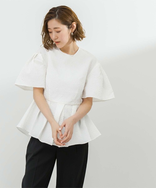 UR'S(ユアーズ)の「ふくれジャガードフレアスリーブペプラムトップス(Tシャツ/カットソー・レディース・ホワイト/グレイッシュベージュ/ブラック・M/S/L)」の2枚目の写真