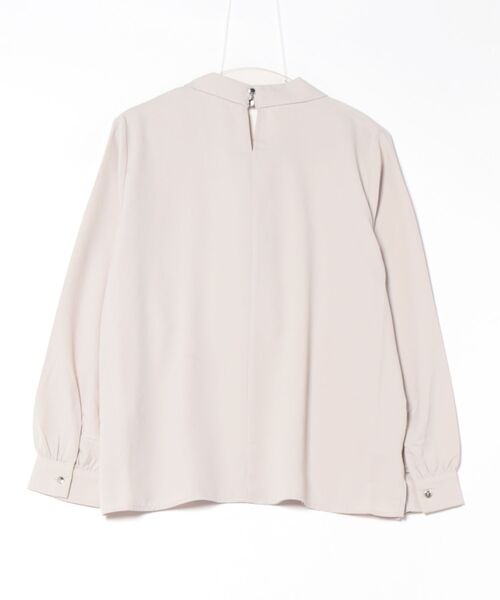 Honeys（ハニーズ）の「ボウタイラッフルブラウス（シャツ/ブラウス・レディース・グレイッシュベージュ/グレイッシュブルー/ホワイト/ネイビー・L/M/S/3L/LL）」の5枚目の写真