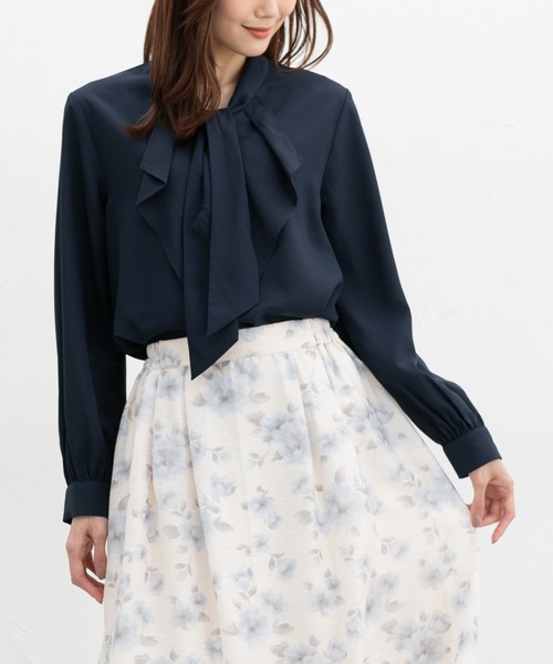 Honeys（ハニーズ）の「ボウタイラッフルブラウス（シャツ/ブラウス・レディース・グレイッシュベージュ/グレイッシュブルー/ホワイト/ネイビー・L/M/S/3L/LL）」の3枚目の写真