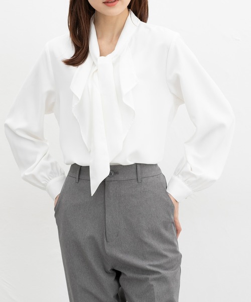 Honeys（ハニーズ）の「ボウタイラッフルブラウス（シャツ/ブラウス・レディース・グレイッシュベージュ/グレイッシュブルー/ホワイト/ネイビー・L/M/S/3L/LL）」の2枚目の写真