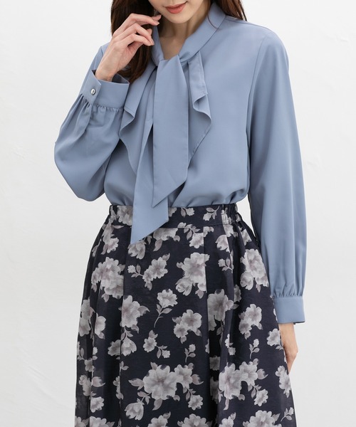 Honeys（ハニーズ）の「ボウタイラッフルブラウス（シャツ/ブラウス・レディース・グレイッシュベージュ/グレイッシュブルー/ホワイト/ネイビー・L/M/S/3L/LL）」の4枚目の写真