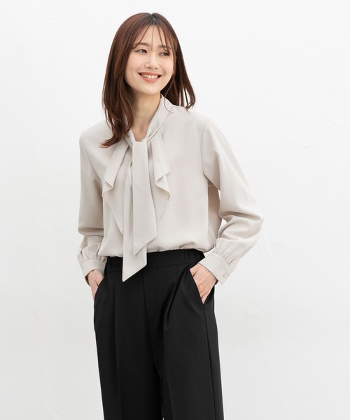 Honeys（ハニーズ）の「ボウタイラッフルブラウス（シャツ/ブラウス・レディース・グレイッシュベージュ/グレイッシュブルー/ホワイト/ネイビー・L/M/S/3L/LL）」の22枚目の写真