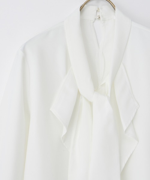 Honeys（ハニーズ）の「ボウタイラッフルブラウス（シャツ/ブラウス・レディース・グレイッシュベージュ/グレイッシュブルー/ホワイト/ネイビー・L/M/S/3L/LL）」の20枚目の写真