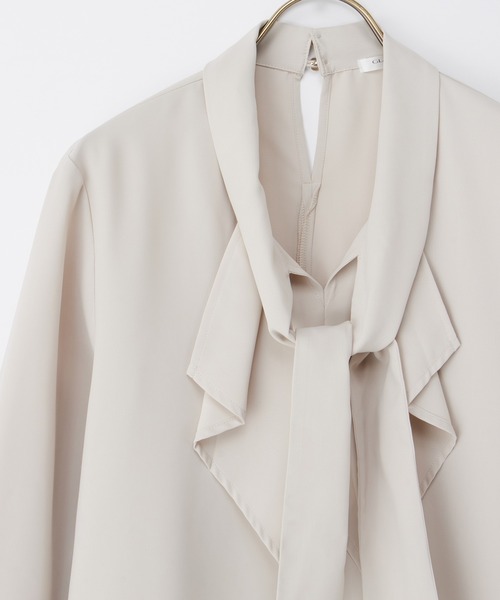 Honeys（ハニーズ）の「ボウタイラッフルブラウス（シャツ/ブラウス・レディース・グレイッシュベージュ/グレイッシュブルー/ホワイト/ネイビー・L/M/S/3L/LL）」の14枚目の写真