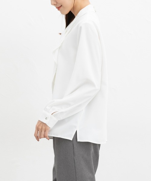 Honeys（ハニーズ）の「ボウタイラッフルブラウス（シャツ/ブラウス・レディース・グレイッシュベージュ/グレイッシュブルー/ホワイト/ネイビー・L/M/S/3L/LL）」の12枚目の写真