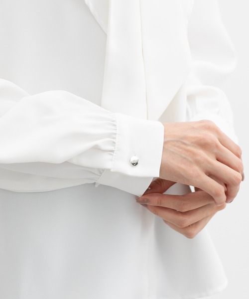 Honeys（ハニーズ）の「ボウタイラッフルブラウス（シャツ/ブラウス・レディース・グレイッシュベージュ/グレイッシュブルー/ホワイト/ネイビー・L/M/S/3L/LL）」の7枚目の写真