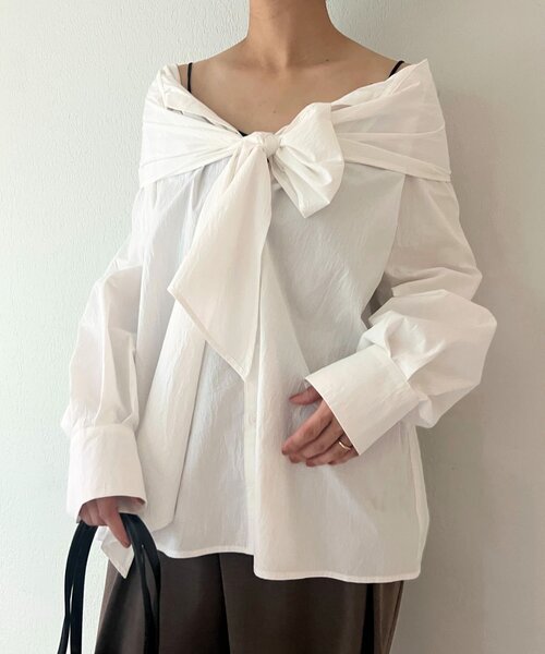 新品　Omekashi オフショル　ボウタイブラウス　オメカシ Omekashi（オメカシ）の「オフショルボウタイブラウス（シャツ