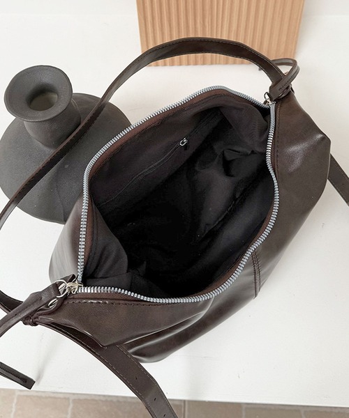 florist（フローリスト）の「【軽量・2WAY】レザータッチロングプルワンショルダーバッグ（ショルダーバッグ・レディース・モカ/ブラック・FREE）」の11枚目の写真