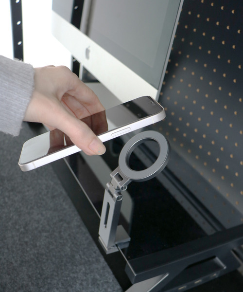 C520（シーゴーニーゼロ）の「〈C520/シーゴーニーゼロ〉E01 クリップ型 MagSafe対応 折りたたみ式 スマホスタンド（スマホグッズ・メンズ・グレー/シルバー・ONE SIZE）」の3枚目の写真
