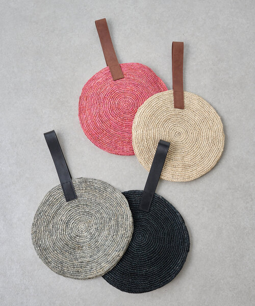 BEARDSLEY(ビアズリー)の「ラフィアサークルバッグ(かごバッグ・レディース・モスグリーン/レッド/サンドベージュ/ブラック・FREE)」の1枚目の写真