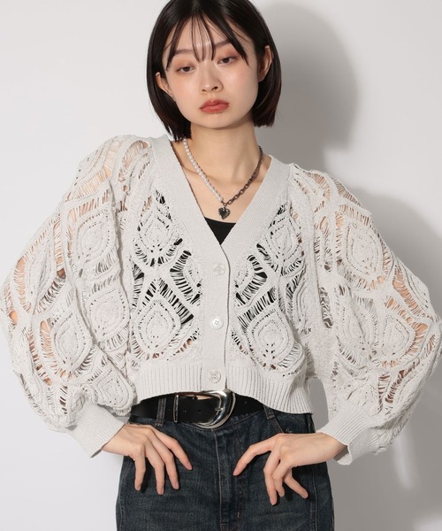 PAGEBOY（ページボーイ）の「スカシリーフニットボレロ 【一部カラーWEB限定】（カーディガン/ボレロ・レディース・オフホワイト/ブルー/ブラック/ダークネイビー/ピンク系その他/グレイッシュベージュ/ターコイズブルー/ブラウン/プラム/マスタード・FREE）」の4枚目の写真