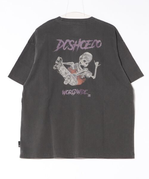 DC SHOES(ディーシーシューズ)の「25 SKATE SKULL SS/DCバックプリント半袖Tシャツ(Tシャツ/カットソー・メンズ・ブラック/ホワイト/その他/ブラック×ピンク・MEDIUM/LARGE/X-LARGE)」の6枚目の写真