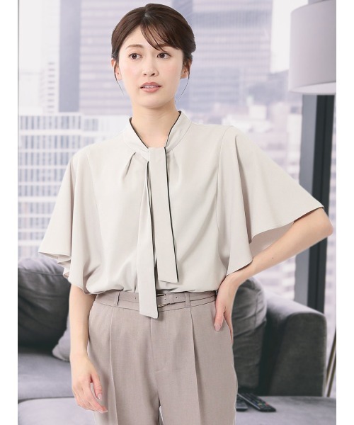 m.f.editorial（エムエフエディトリアル）の「【ストレッチ】m.f.エディトリアルレディース 配色ボウタイ 半袖比翼ブラウス（シャツ/ブラウス・レディース・ベージュ/ネイビー/ホワイト・MEDIUM/LARGE）」の2枚目の写真