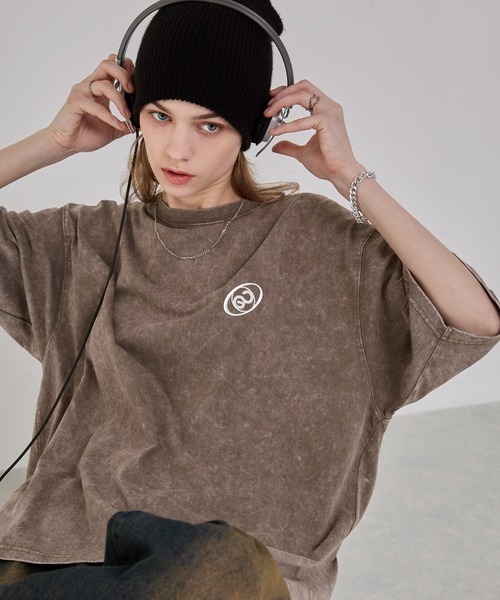 EMMA CLOTHES(エマクローズ)の「ヴィンテージ加工 ピグメント3Dメタルロゴプリント半袖Tシャツ(Tシャツ/カットソー・メンズ・ブラック/グレー/ネイビー/ブラウン・M/L)」の4枚目の写真