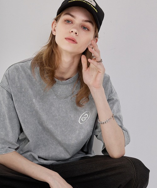 EMMA CLOTHES(エマクローズ)の「ヴィンテージ加工 ピグメント3Dメタルロゴプリント半袖Tシャツ(Tシャツ/カットソー・メンズ・ブラック/グレー/ネイビー/ブラウン・M/L)」の3枚目の写真