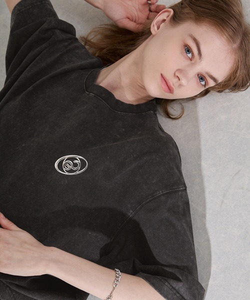EMMA CLOTHES(エマクローズ)の「ヴィンテージ加工 ピグメント3Dメタルロゴプリント半袖Tシャツ(Tシャツ/カットソー・メンズ・ブラック/グレー/ネイビー/ブラウン・M/L)」の2枚目の写真