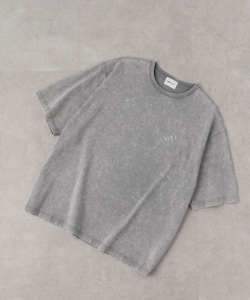EMMA CLOTHES(エマクローズ)の「ヴィンテージ加工 ピグメント3Dメタルロゴプリント半袖Tシャツ(Tシャツ/カットソー・メンズ・ブラック/グレー/ネイビー/ブラウン・M/L)」の9枚目の写真