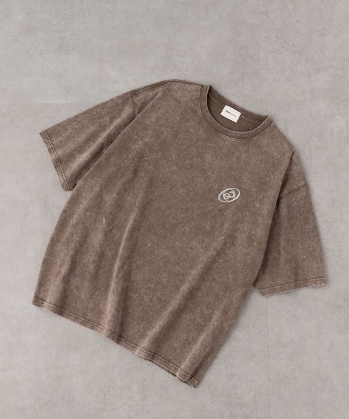EMMA CLOTHES(エマクローズ)の「ヴィンテージ加工 ピグメント3Dメタルロゴプリント半袖Tシャツ(Tシャツ/カットソー・メンズ・ブラック/グレー/ネイビー/ブラウン・M/L)」の11枚目の写真