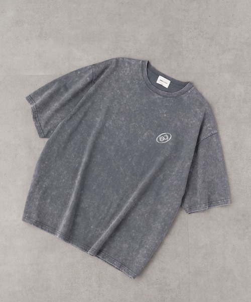 EMMA CLOTHES(エマクローズ)の「ヴィンテージ加工 ピグメント3Dメタルロゴプリント半袖Tシャツ(Tシャツ/カットソー・メンズ・ブラック/グレー/ネイビー/ブラウン・M/L)」の13枚目の写真
