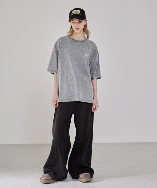 EMMA CLOTHES(エマクローズ)の「ヴィンテージ加工 ピグメント3Dメタルロゴプリント半袖Tシャツ(Tシャツ/カットソー・メンズ・ブラック/グレー/ネイビー/ブラウン・M/L)」の20枚目の写真