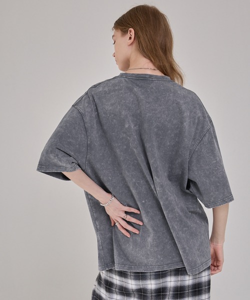 EMMA CLOTHES(エマクローズ)の「ヴィンテージ加工 ピグメント3Dメタルロゴプリント半袖Tシャツ(Tシャツ/カットソー・メンズ・ブラック/グレー/ネイビー/ブラウン・M/L)」の5枚目の写真