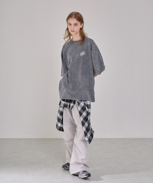 EMMA CLOTHES(エマクローズ)の「ヴィンテージ加工 ピグメント3Dメタルロゴプリント半袖Tシャツ(Tシャツ/カットソー・メンズ・ブラック/グレー/ネイビー/ブラウン・M/L)」の6枚目の写真
