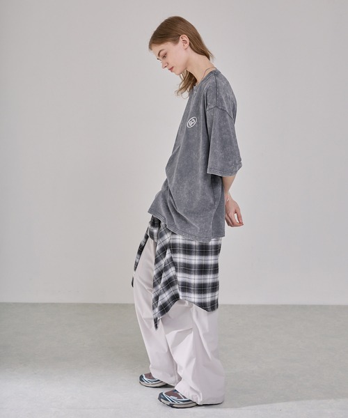 EMMA CLOTHES(エマクローズ)の「ヴィンテージ加工 ピグメント3Dメタルロゴプリント半袖Tシャツ(Tシャツ/カットソー・メンズ・ブラック/グレー/ネイビー/ブラウン・M/L)」の7枚目の写真