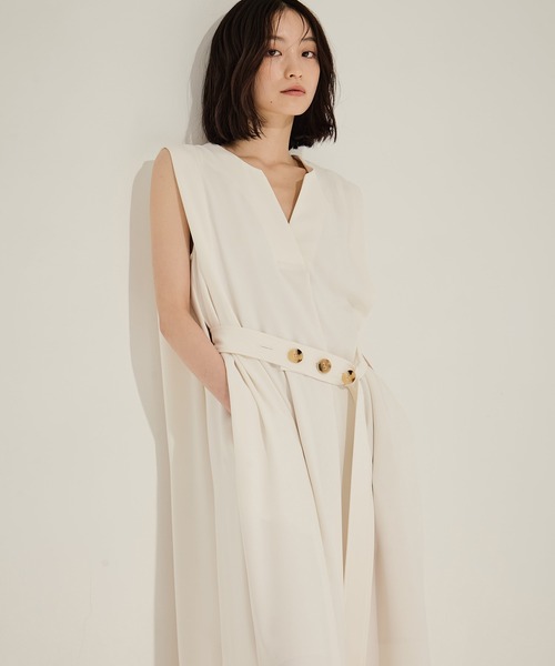 STUDIOUS(ステュディオス)の「【STUDIOUS/ステュディオス】Back Satin Belted Dress/バックサテンベルトドレス(ワンピース・レディース・ホワイト/ブラック・2/1)」の1枚目の写真