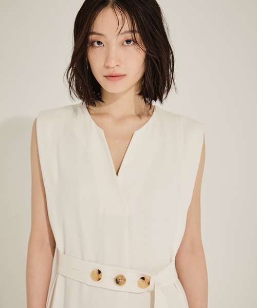 STUDIOUS（ステュディオス）の「【STUDIOUS/ステュディオス】Back Satin Belted Dress/バックサテンベルトドレス/ウォッシャブル/小尻効果/接触冷感/吸水速乾/紫外線防止（ワンピース・レディース・ホワイト/ブラック・2/1）」の4枚目の写真