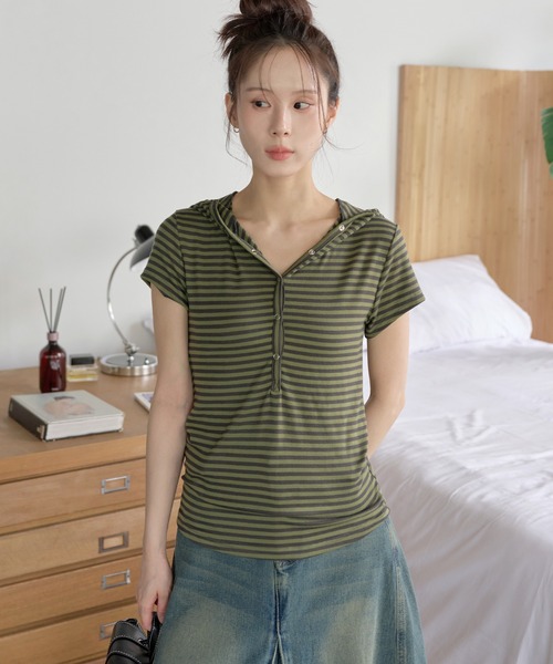UNE MANSION(ユヌマンション)の「【UNE ORIGINAL】 シルバースナップボタンユニークストライプ ビッグフードTシャツカットソー(Tシャツ/カットソー・レディース・ピンク/バーガンディー/ブラック/カーキ・FREE)」の2枚目の写真